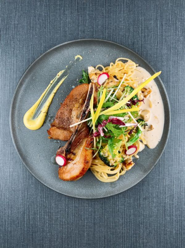 森林小徑健行店享受美食